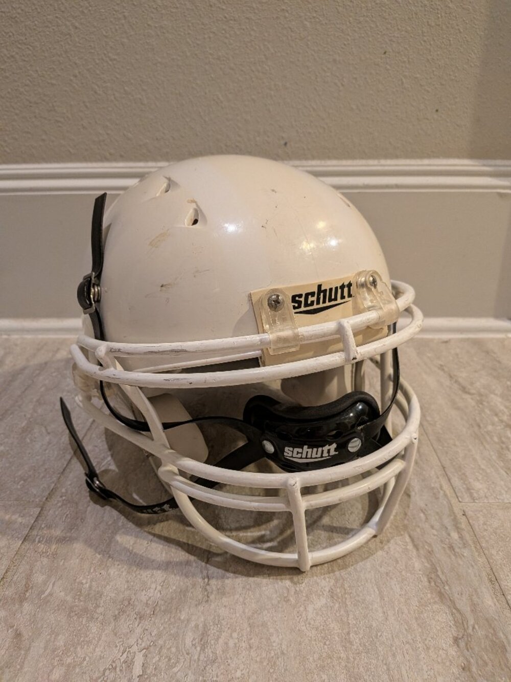 Schutt DNA Recruit Football Helmet White Youth Size MEDIUM  with Chin Strap